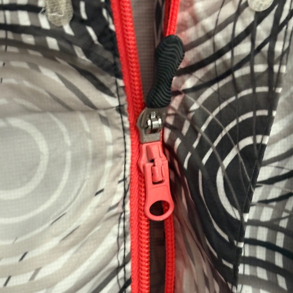 Saucony Black & White Circular Print Running Jacket w Coral Accents - Picture 6 of 15